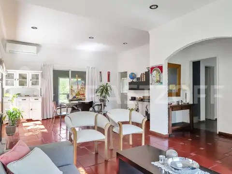 Casa 4 ambientes con 2 baños