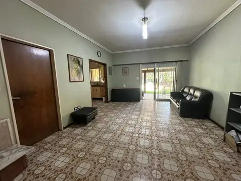 Casa en Alquiler con 4 cocheras