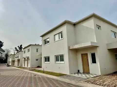 Casa 5 ambientes con 3 baños