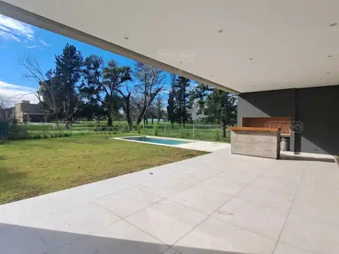 Casa 6 ambientes con 4 baños