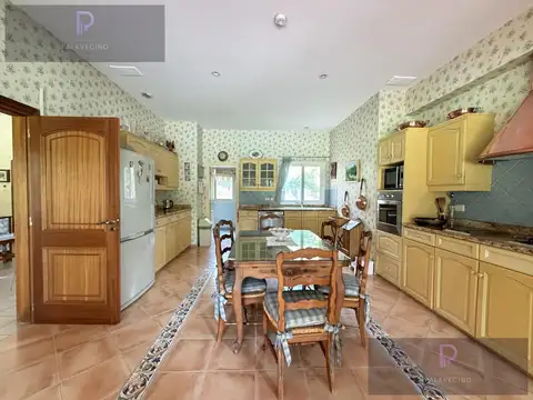 Casa en Venta con 3 cocheras