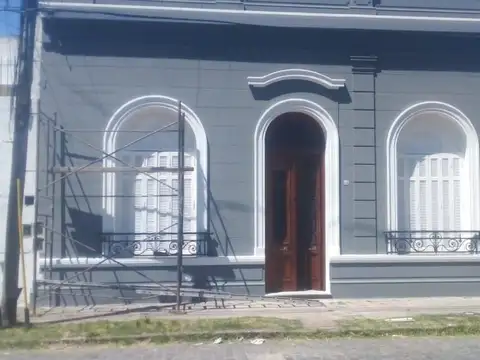 Amplia Propiedad Comercial 5 Amb en Esquina - Ángel Gallardo y 14 de Julio