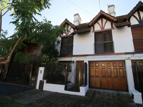 CASA VENTA CASEROS 5 AMBIENTES JARDIN PILETA