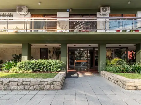 Oportunidad! Piso de 200m2 con cochera y baulera en venta a metros de Av. Libertador en La Lucila.