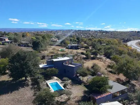 Casa 11 ambientes con 2 baños