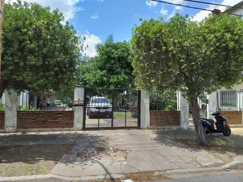 Chalet 5 ambientes con cochera en predio con jardin y pileta