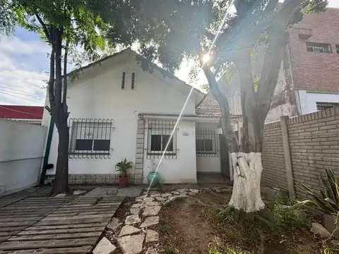 CASA DE 4 ambientes con cocina integrada. HAEDO NORTE. EXCELENTE UBICACION
