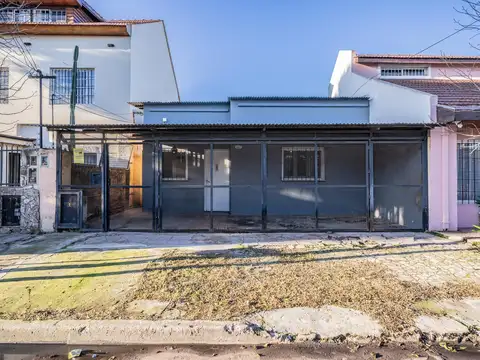 Venta Casa en  lote propio con jardín, cochera y galería-Boulogne