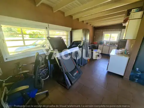 Casa en Alquiler con 4 cocheras