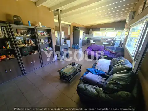 ALQUILA Casa de 145 m2 cub. - 10 años - galería, 3 dorm. Cocheras - 1.875Mts2 - Villa Elena, Tandil