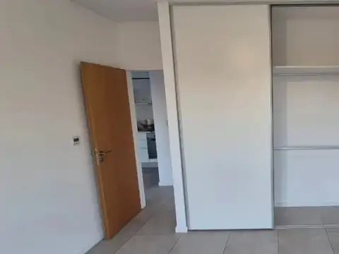 DEPARTAMENTO 2 AMBIENTES EN ALQUILER CON COCHERA CUBIERTA – ITUZAINGÓ NORTE
