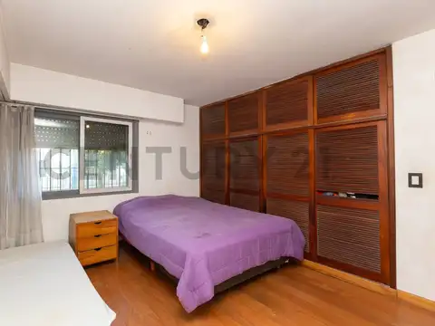 VENTA Casa 5 ambientes con patio, cochera y local | Hurlingham – ACEPTA PERMUTA