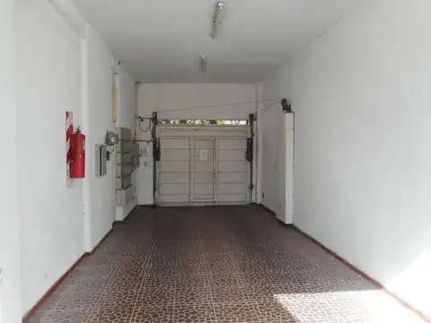 VENTA 8 COCHERAS 227M²  TOTAL  - M BUEN ESTADO A MTS. AV. S. MARTÍN