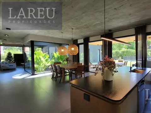 Casa en Venta con 2 cocheras