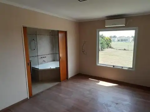 Casa en Venta con 3 cocheras
