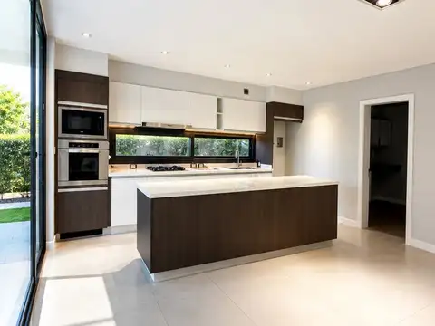 Casa 5 ambientes con 3 baños