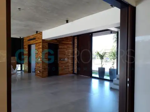 CASA DE CATEGORIA EN ALQUILER