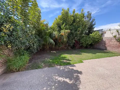 Casa en venta 3 amb. con Jardin y cochera para 2 autos, super luminosa, Apto credit