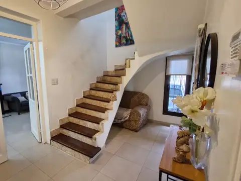 Casa 10 ambientes con 2 baños