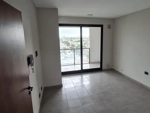 Semipiso 1 dormitorio en piso alto, 2 balcones, cocina indep., estar comedor y espacio home office