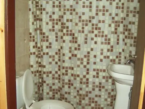 Casa 10 ambientes con 2 baños