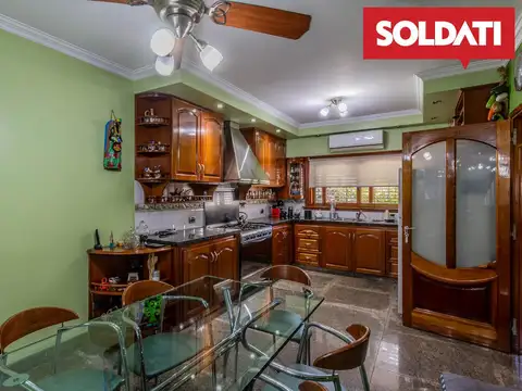 Casa en venta 5 Ambientes con Jardín y Cochera Apto credito