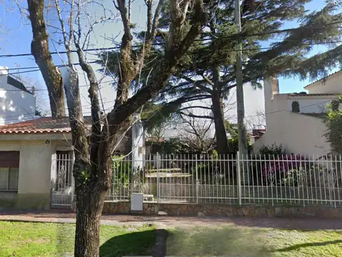 Casa con gran terreno arbolado de 17 mts de Frente - Apta crédito