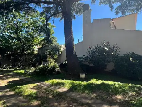 Casa con gran terreno arbolado de 17 mts de Frente - Apta crédito