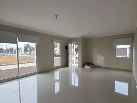 Casa en Alquiler con 2 cocheras