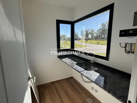 Casa en Venta con 3 cocheras