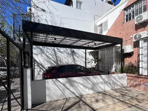 TRIPLEX AL FRENTE CON COCHERA, JARDÍN, PARRILLA Y PLAYROOM EN NÚÑEZ