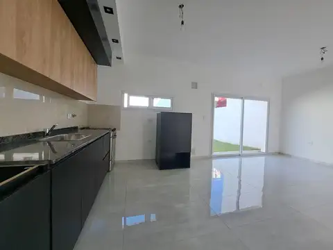 Casa 6 ambientes con 2 baños