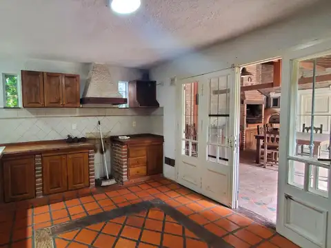 Casa en Alquiler con 2 cocheras