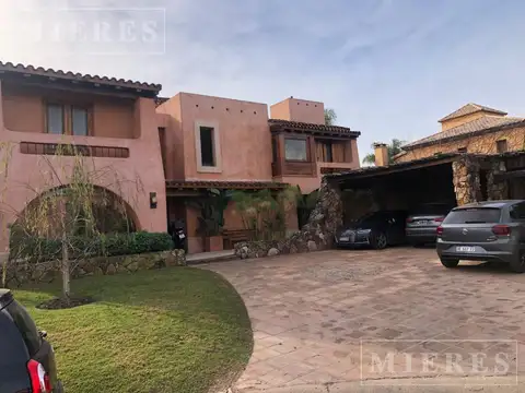 Excelente casa en venta en Santa Bárbara sobre lote Interno.