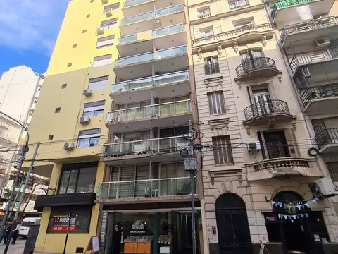 Viamonte al 2100 y Junín, Barrio Norte, Recoleta. Monoambiente 34 m2 Impecable. Piso 6 Al frente. Balcón. Pileta en el edificio