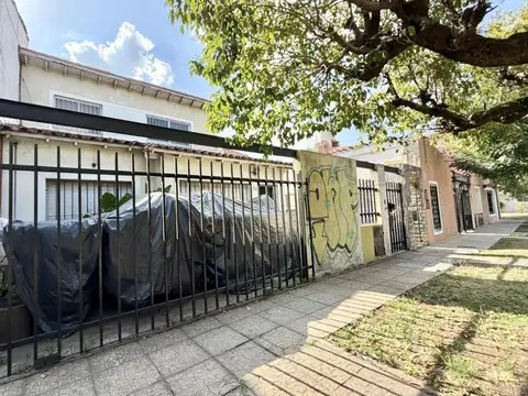 Chalet 4 ambientes a reciclar en excelente ubicación.