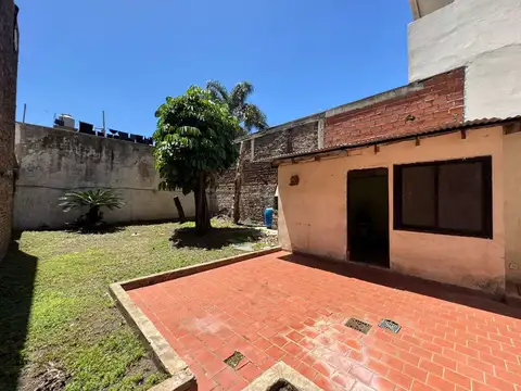 PH A REFACCIONAR C/JARDIN EN VENTA- SANTOS LUGARES