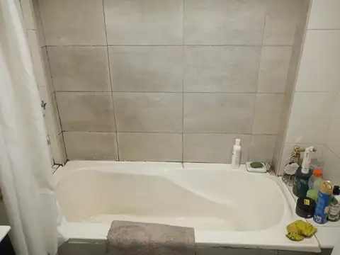 EN VENTA EN CASEROS DEPARTAMENTO TIPO CASA DE 3 AMBIENTES CON PATIO TERRAZA PROPIA - FICHA 9945