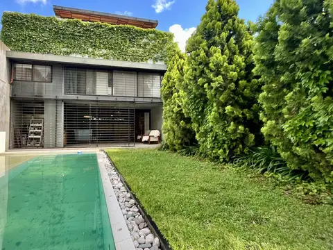 Casa de 3 dormitorios con piscina, patio, parrillero y cochera doble, Echesortu.