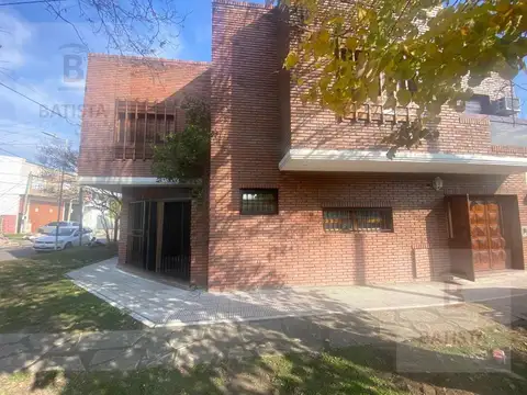 ¡VENDE! Casa en calle 14 esq. 75 – EXCELENTE OPORTUNIDAD