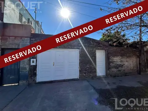 Casa a refaccionar, 2 dormitorios y cochera, en venta. Barrio Los Hornos, Santa Fe