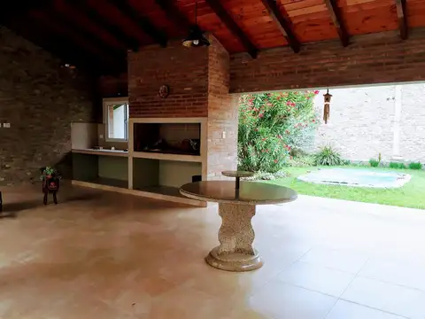 Casa 5 ambientes con 2 baños