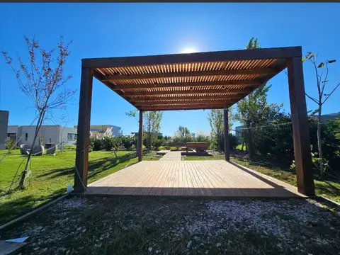 Casa en Alquiler con 4 cocheras