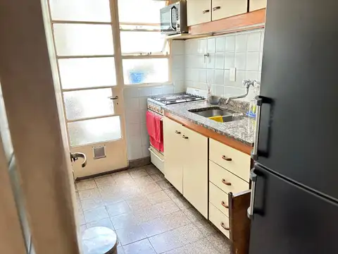 Departamento de 2 ambientes al frente con balcón, excelente ubicación, muy luminoso