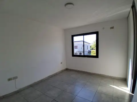 Casa en Alquiler con 2 cocheras