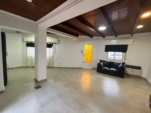 Casa en Alquiler con 1 cochera