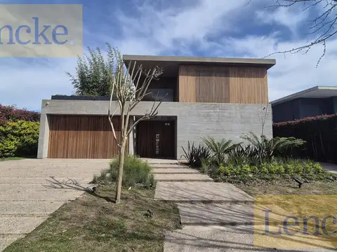 Excepcional casa al rio sobre el canal principal de Albanueva, 3 dormitorios en suite, venta