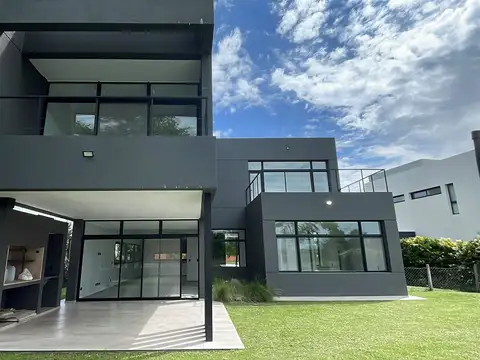 Casa 5 ambientes con 4 baños