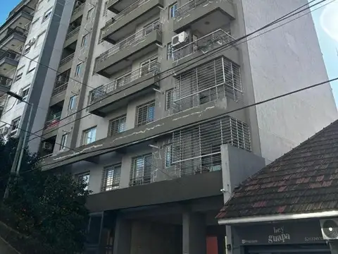 HERMOSO DEPTO CUATRO AMBIENTES EN VENTA CON COCHERA! 3°A