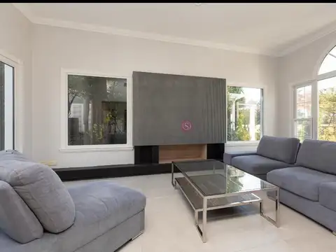 Casa en Venta con 2 cocheras